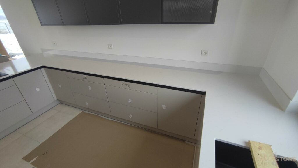 Konglomerat kwarcowy Technistone Crystal Absolute White